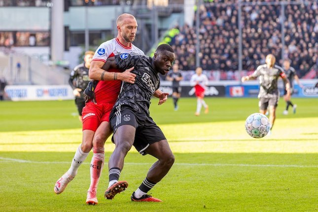 Bek tengah FC Utrecht, Mike van der Hoorn mengawal ketat pergerakan penyerang Ajax Amsterdam, Brian Brobbey pada pekan ke-9 Liga Belanda 2023/2024, Minggu (22/10/2023) WIB. (c) FC Utrecht Official
