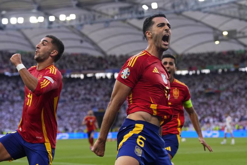 Skuad Timnas Spanyol merayakan gol Mikel Merino ke gawang Jerman di Euro 2024, Jumat (5/7/2024). (c) AP Photo/Manu Fernandez