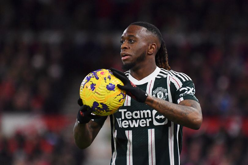 Aaron Wan-Bissaka memegang bola dalam laga Nottingham Forest vs Manchester United pada pekan ke-20 Premier League 2023/2024, Minggu (31/12/2023) dini hari WIB. (c) AP Photo/Rui Vieira