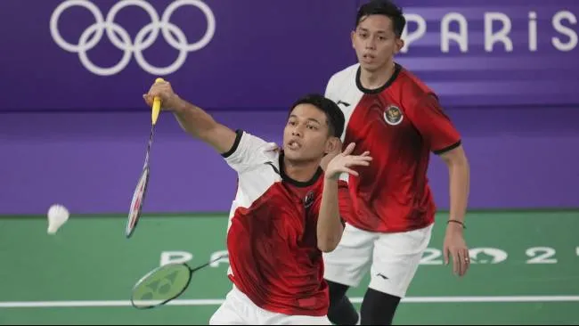 Ganda putra Indonesia, Fajar Alfian (depan), dan Muhammad Rian Ardianto, bertanding melawan Mark Lamsfuss dan Marvin Seidel dari Jerman dalam pertandingan penyisihan grup bulu tangkis Olimpiade 2024 di Paris, Prancis, Sabtu, 27 Juli 2024. (Sumber: AP Photo/Kin Cheung)