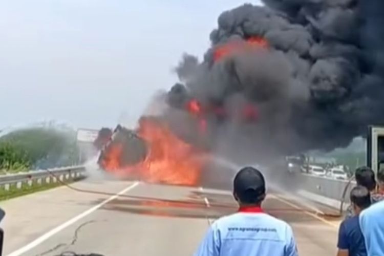 MOBIL TERBAKAR: Jalan Tol Semarang-Batang, Jawa Tengah (Jateng) diberlakukan buka tutup karena ada mobil Wing Box terbakar di KM 359+000, Jumat (11/10/2024).